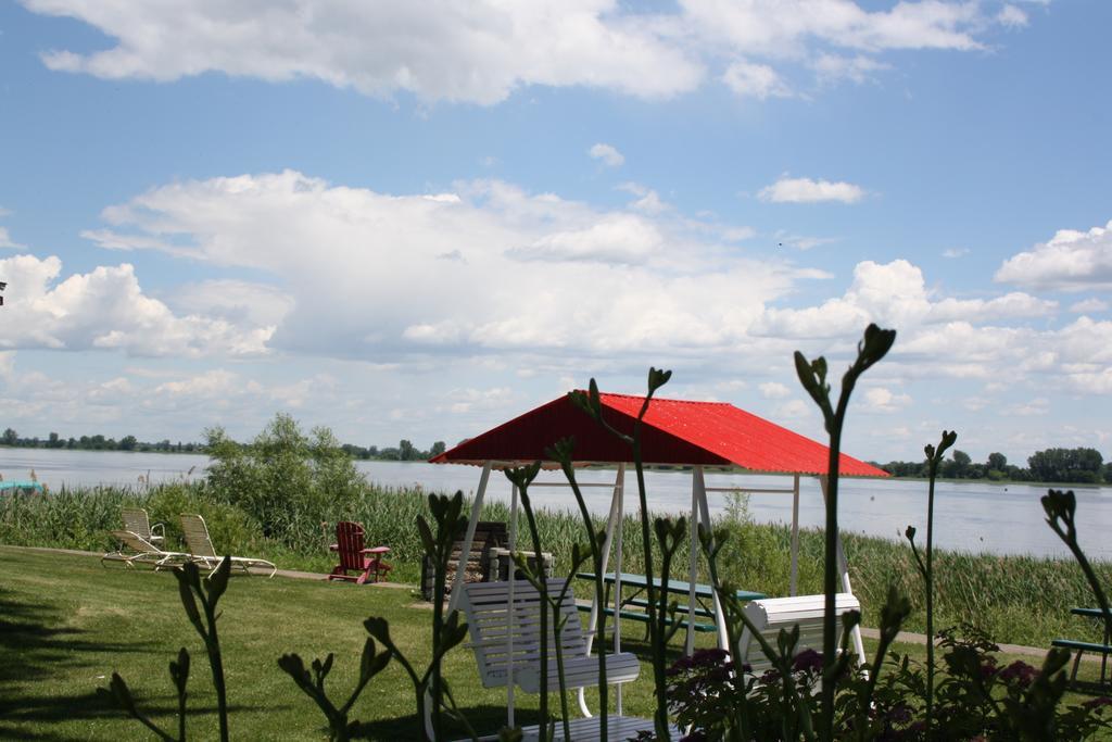 Au Doc Motel Repentigny Exterior photo
