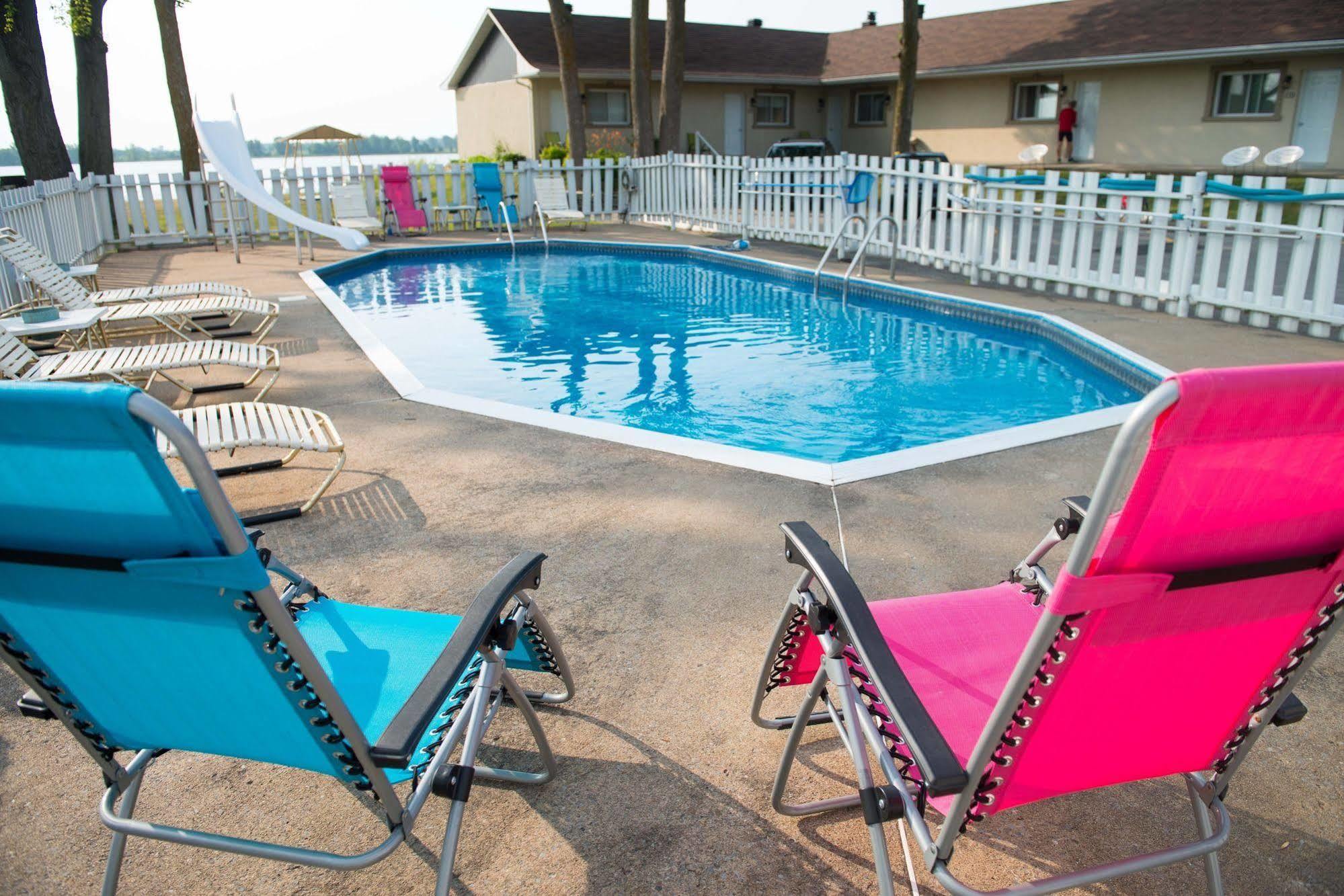 Au Doc Motel Repentigny Exterior photo