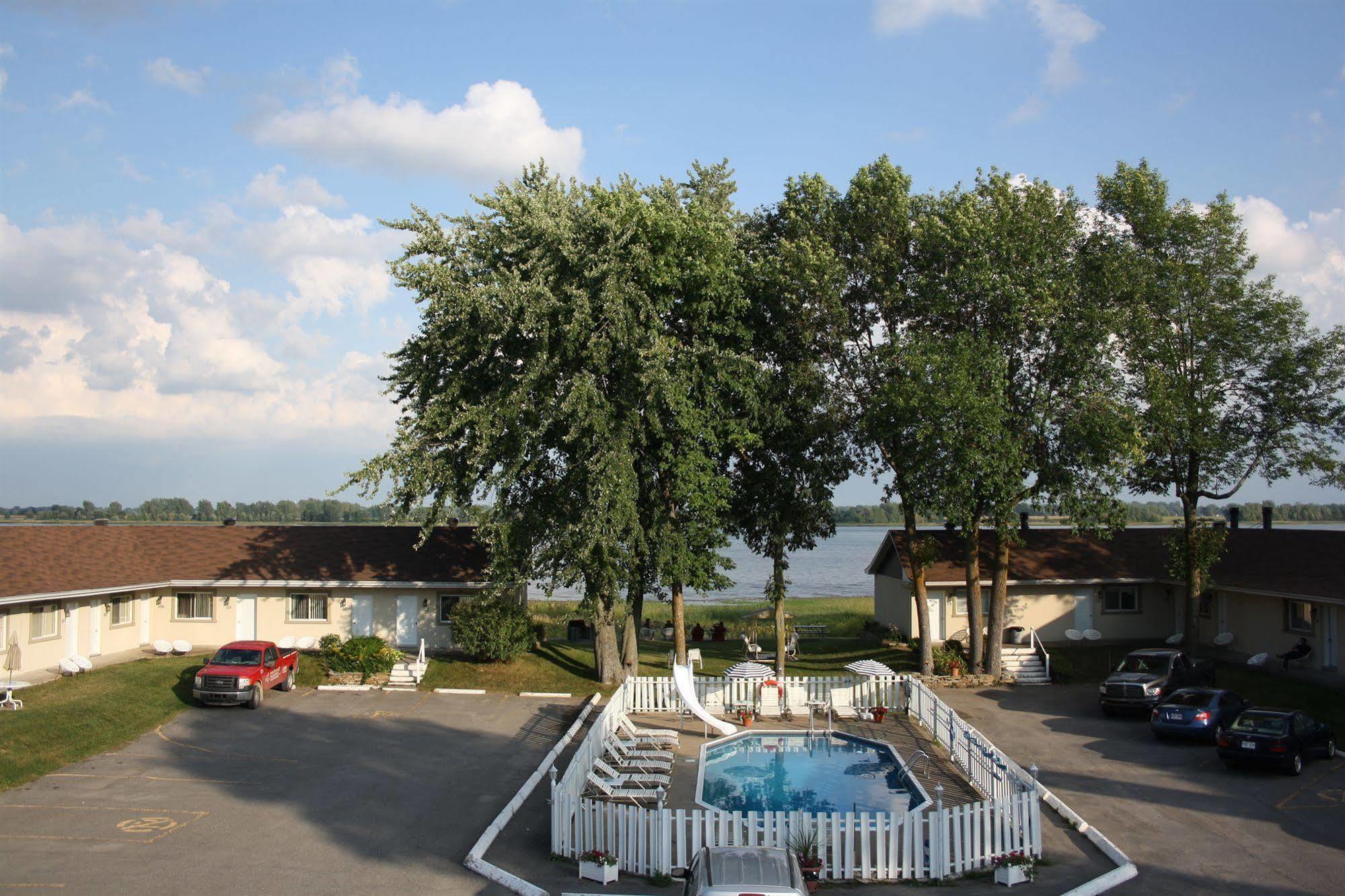 Au Doc Motel Repentigny Exterior photo