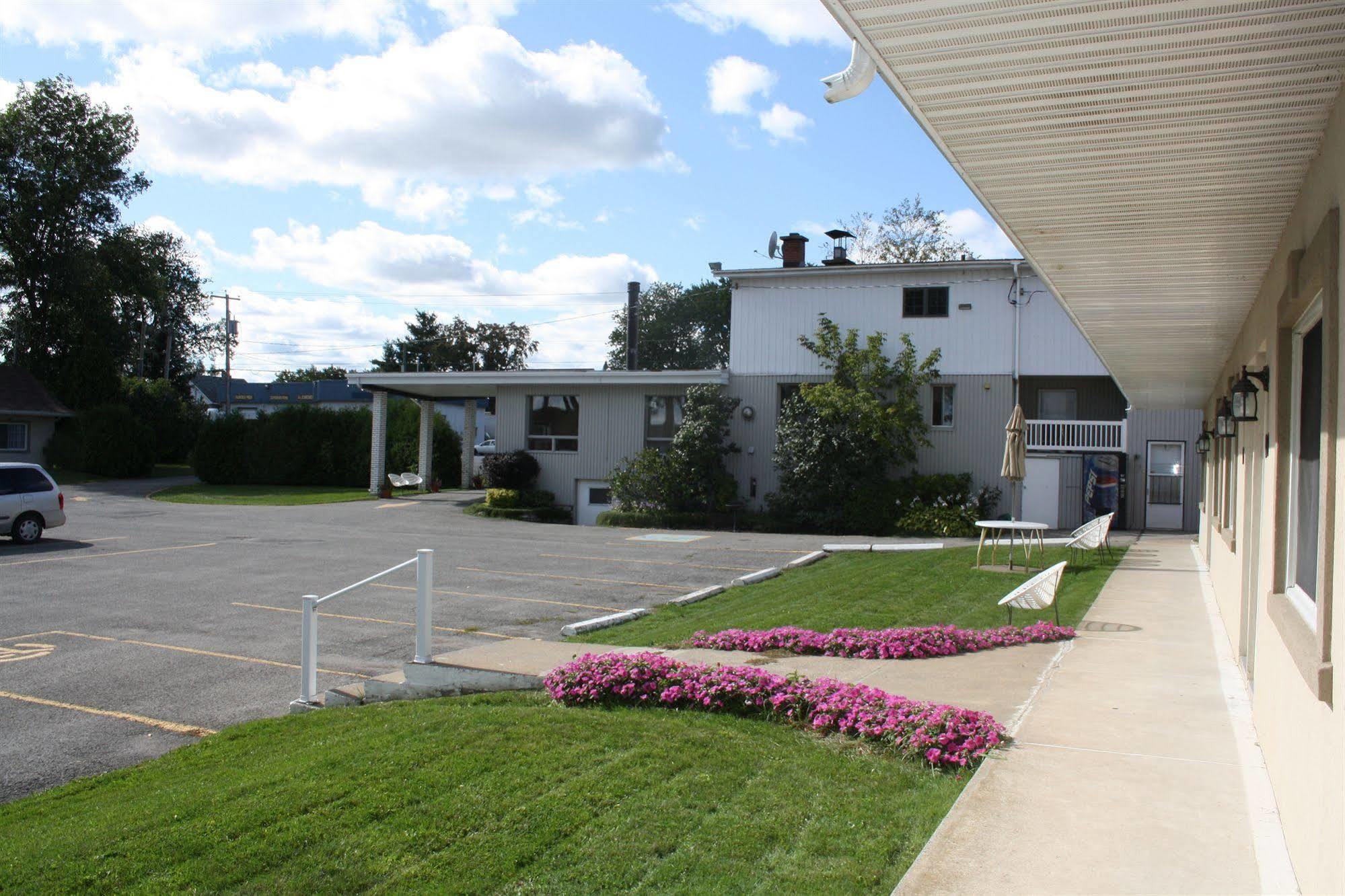 Au Doc Motel Repentigny Exterior photo