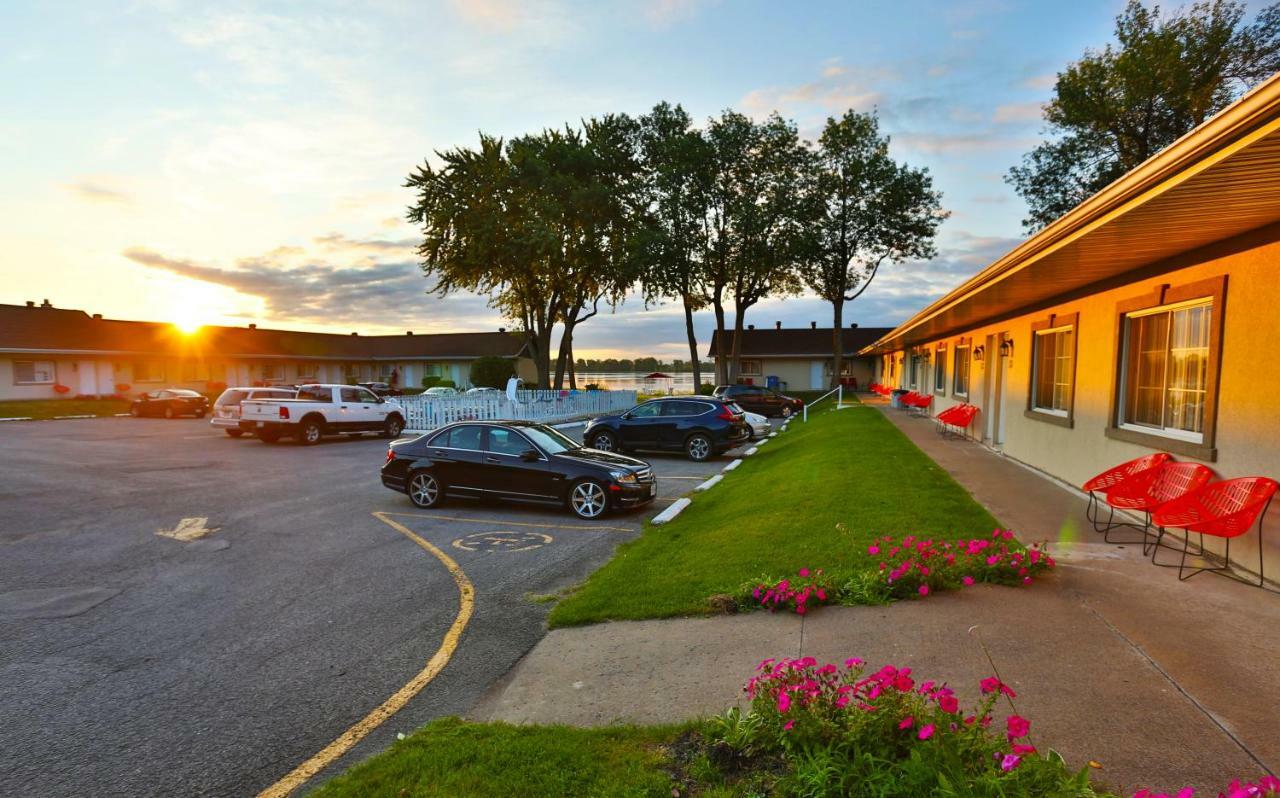 Au Doc Motel Repentigny Exterior photo